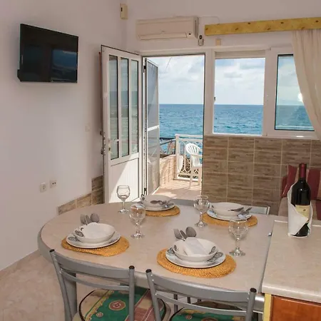 Chara's Sea View House דירה *