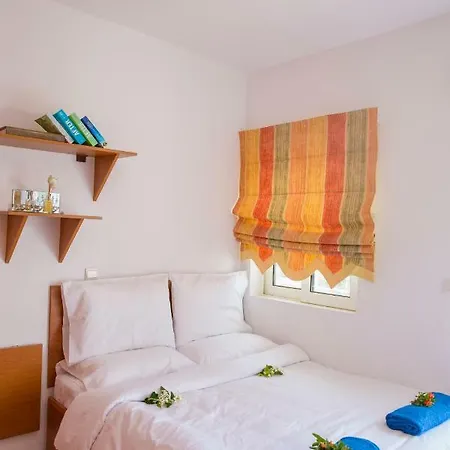 דירה Chara's Sea View House